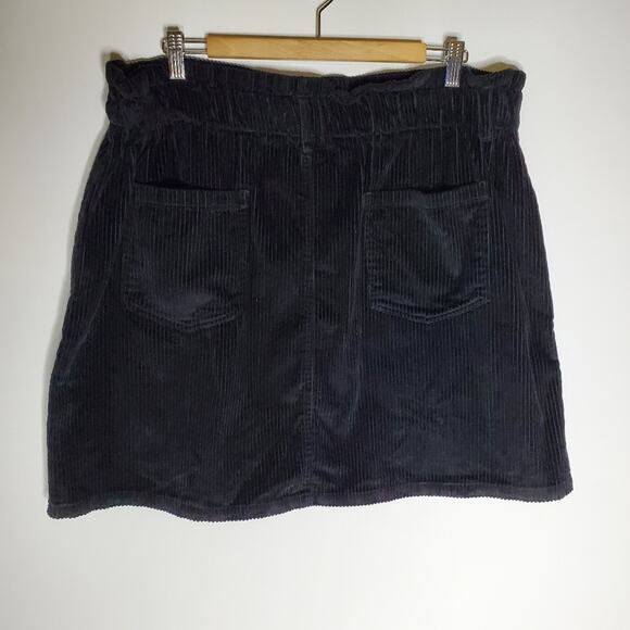 Forever 21 Plus Black Corduroy skirt Size 2x in Great used condition - Picture 2 of 5
